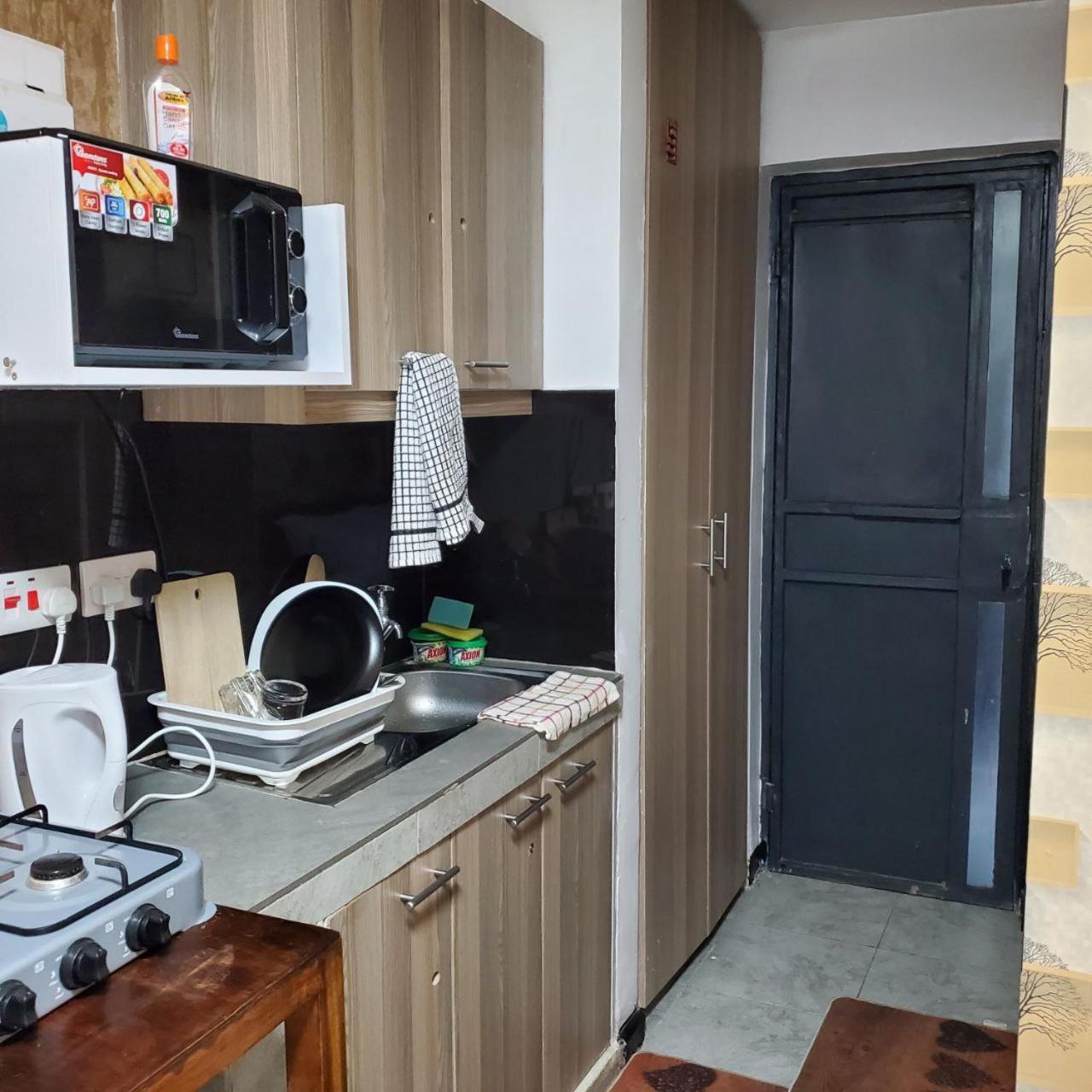 Lovely & Cozy Compact Studio Near Airport With Rooftop View Appartement Nairobi Buitenkant foto