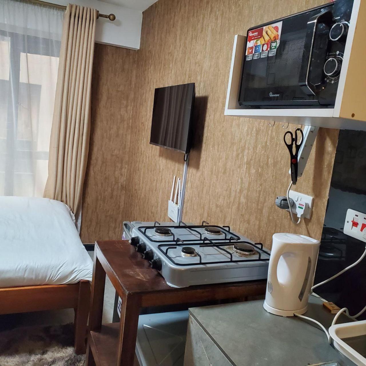 Lovely & Cozy Compact Studio Near Airport With Rooftop View Appartement Nairobi Buitenkant foto